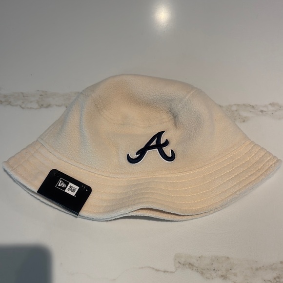 New Era Cream Bucket Hat with Atlanta Braves Logo - Picture 1 of 2